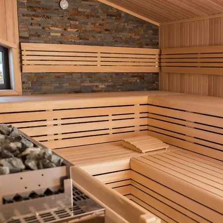 Korona, & Entertainment