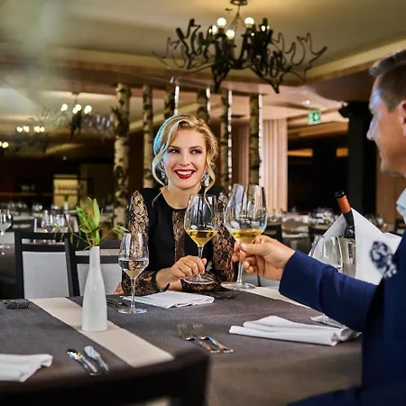 Korona, & Entertainment 4*