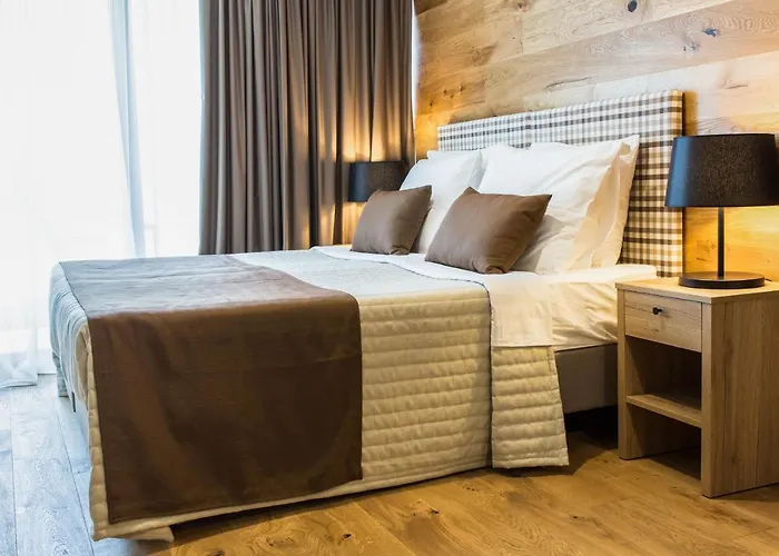 Korona, & Entertainment