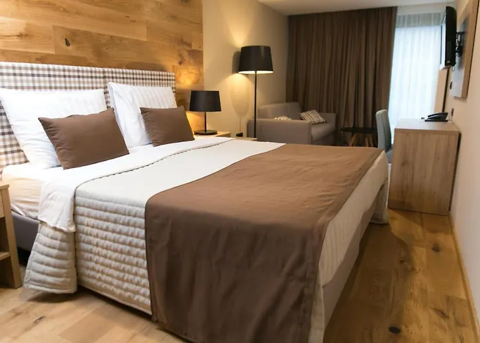 Korona, & Entertainment 4*